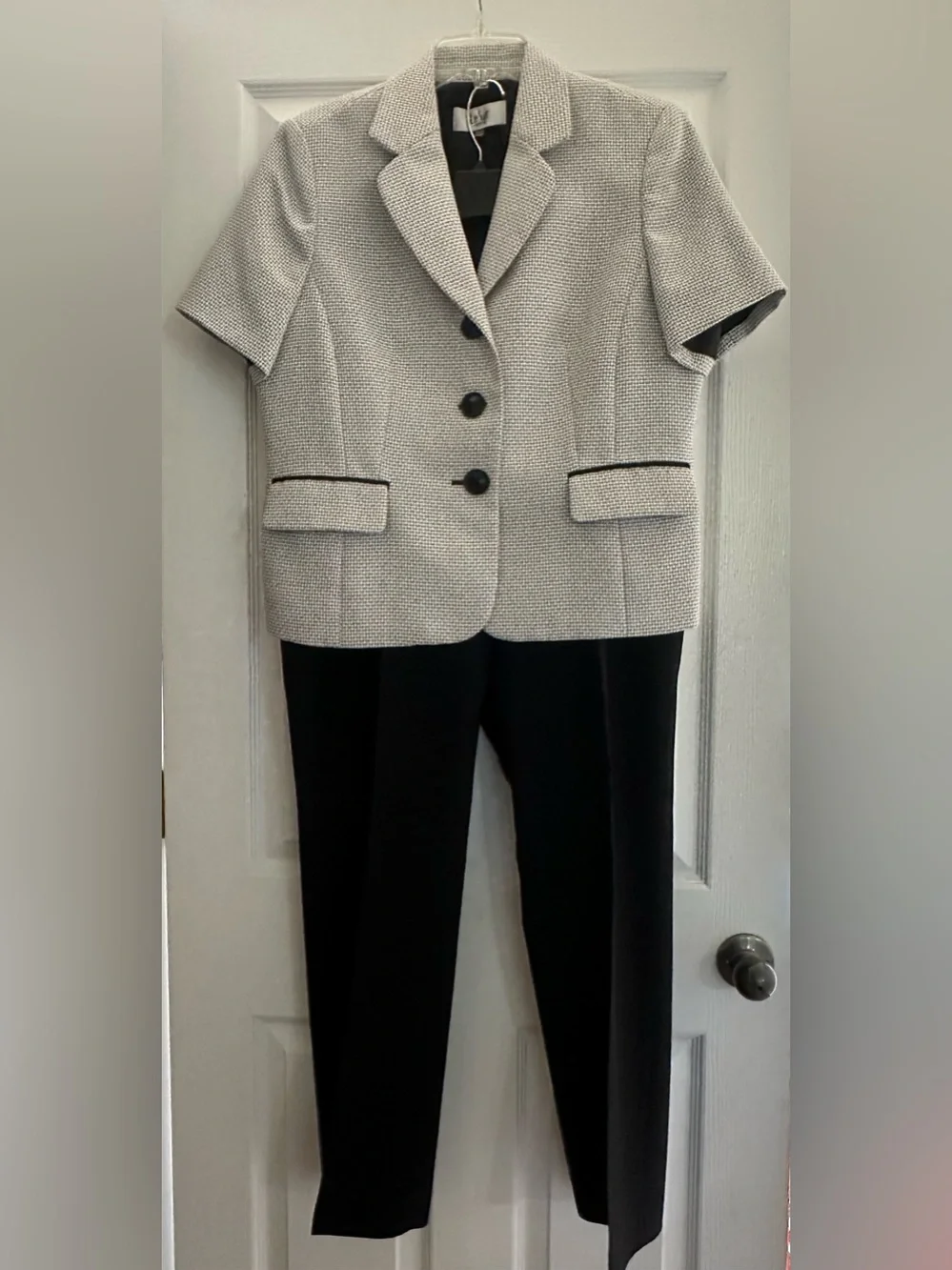 Gently worn women’s Le Suit Black & light gray Textured 2 Piece Pant Suit